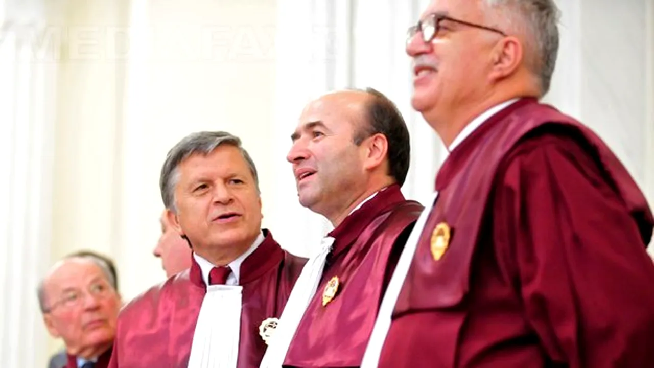 Băsescu îi decorează marţi pe judecătorii Curţii Constituţionale