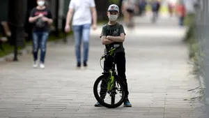 „Mascaţii” cu ghiozdan. Regulile pentru întoarcerea copiilor în clase, contestate de reprezentanţii părinţilor şi elevilor