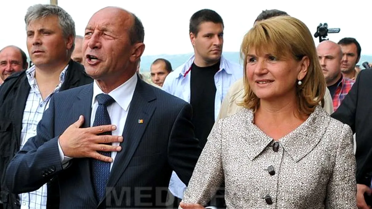 Traian Băsescu se află pe litoral cu soţia sa