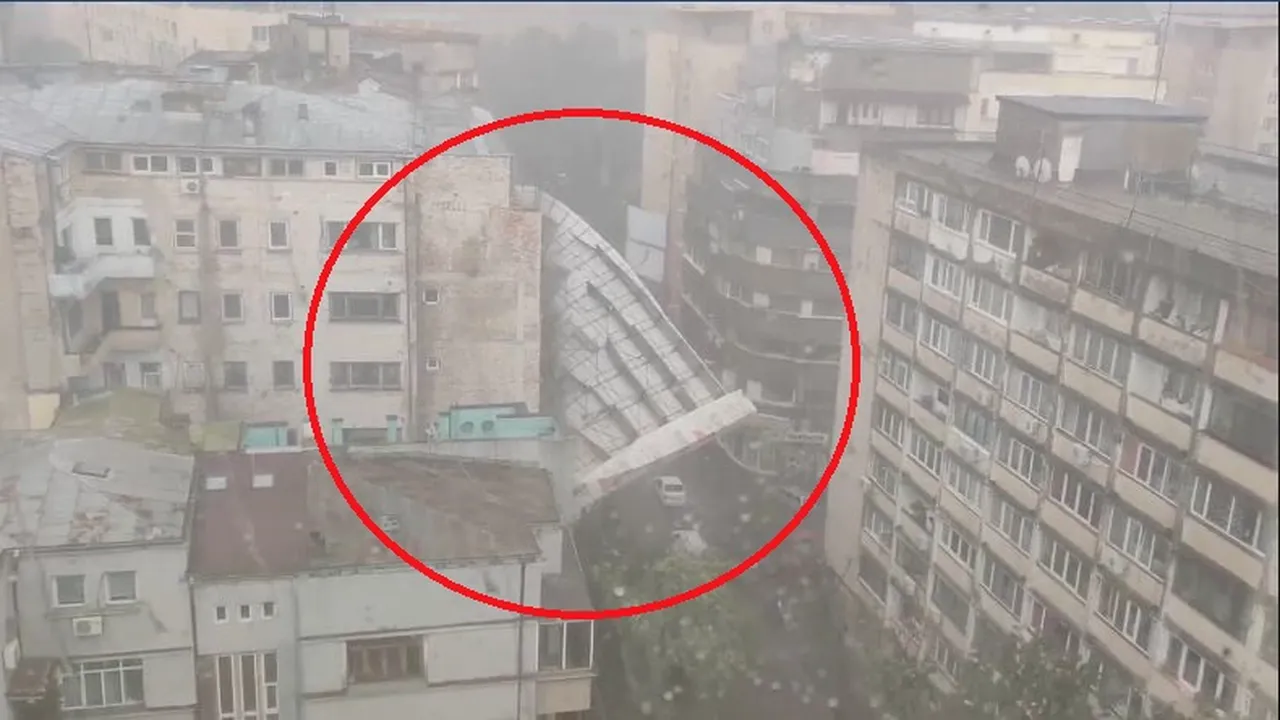 Efectele codului GALBEN de ploi în Bucureşti: Schele PRĂBUŞITE, panou publicitar desprins şi copaci căzuţi pe maşini | VIDEO, FOTO