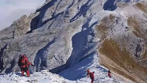 Salvamontiştii au început recuperarea turistului mort după ce a căzut în gol 60 de metri în zona Vârful Omu
