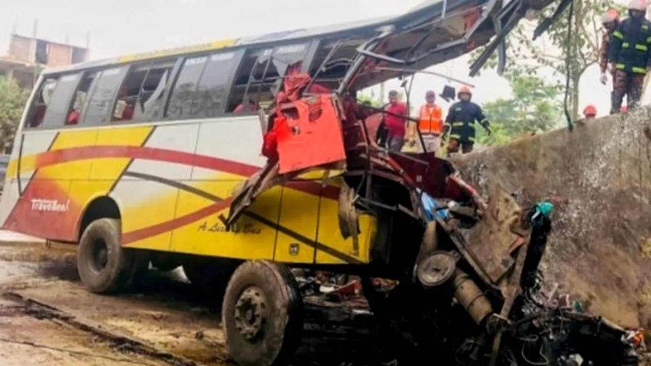 Cel puţin 19 oameni au murit după ce un autobuz a căzut într-un şanţ, în Bangladesh
