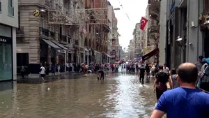 INUNDAŢII puternice la Istanbul: Oamenii înoată pe străzi/ Traficul maritim pe canalul Bosfor, suspendat temporar