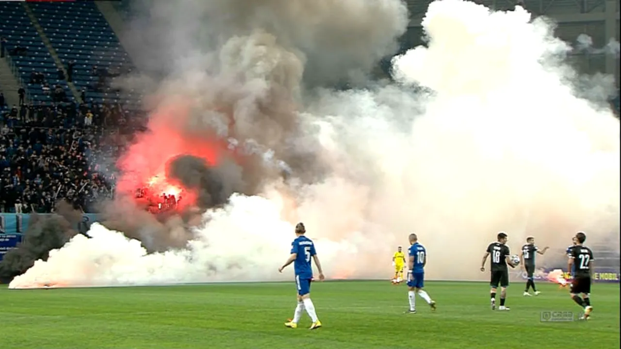 Derby-ul Olteniei a fost întrerupt în minutul 11, din cauza fumigenelor aruncate în teren