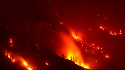 EXTERNE Vestul Canadei luptă pentru a controla incendiile de vegetație. Mii de oameni au trebuit să se evacueze