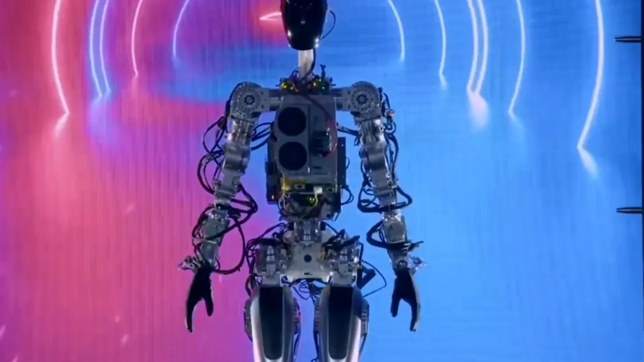 Robotul Tesla face valuri, dar deocamdată...nu poate funcţiona. Musk: Cred că Optimus va fi incredibil 