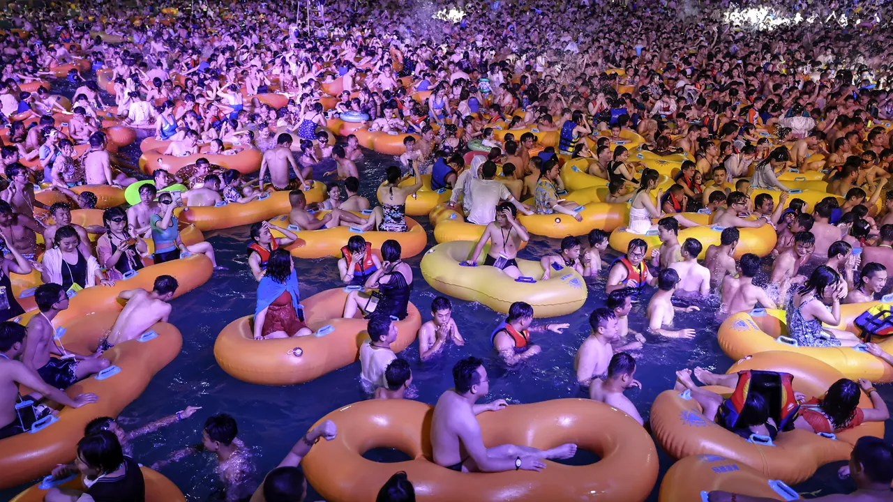 Petrecerea cu sute de oameni într-o piscină din Wuhan, blamată la nivel internaţional şi lăudată de oficialii chinezi: O victorie în lupta cu Covid-19