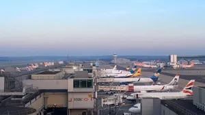Un aeroport din Londra a fost închis temporar din cauza exploziei anvelopei unui avion