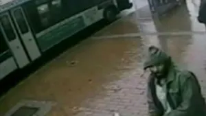 Un bărbat a atacat cu un topor patru poliţişti din New York, rănind doi dintre ei. Agresorul, un adept al jihadului - VIDEO