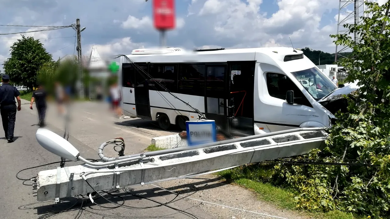 Accident grav în Dâmboviţa: Două persoane, duse la spital, după ce microbuzul în care se aflau s-a izbit de un stâlp