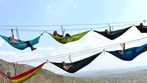 Cum este să atârni între două stânci, suspendat la o înălţime de 200 de metri. Metoda de relaxare testată de turişti în comuna Baia de Fier