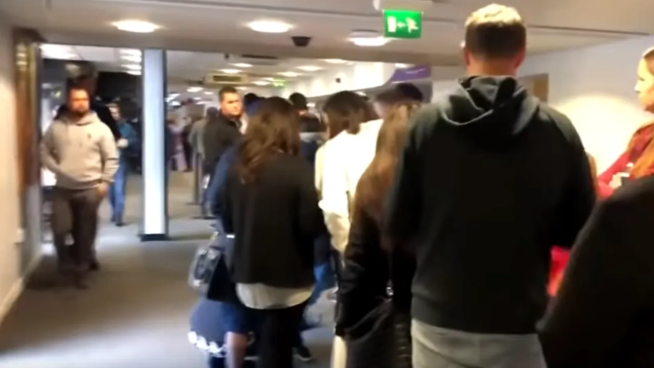 Referendum în Londra, mai activ ca la Bucureşti. IMAGINI cu oameni la coadă. Ambasador: Nu aveam de unde să ştim 