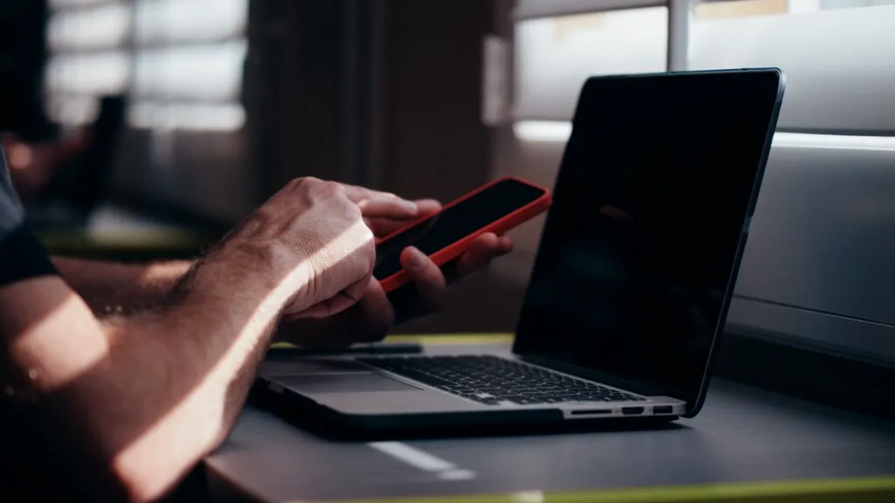Un italian a pierdut 400.000 de euro după ce a cunoscut o româncă în mediul online. Ce s-a întâmplat
