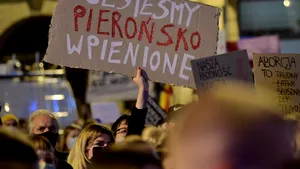 Mii de oameni protestează în Polonia, din cauza noii legi privind interzicerea avortului