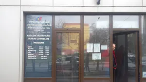 GALERIE FOTO Aparate de jocuri de noroc, biciclete şi drujbe, de vânzare în magazinul ANAF din Timişoara