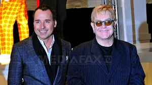 Bebeluşul lui Elton John va avea ca naşi de botez un cuplu de lesbiene