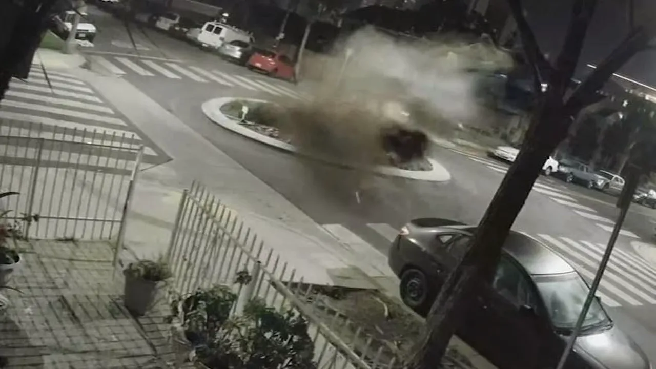 VIDEO: Momentul când o maşină, condusă de o tânără beată, „decolează” după ce loveşte un sens giratoriu