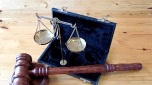 A amenințat un procuror și un judecător chiar în sala de judecată. Un bărbat de 33 de ani, arestat preventiv