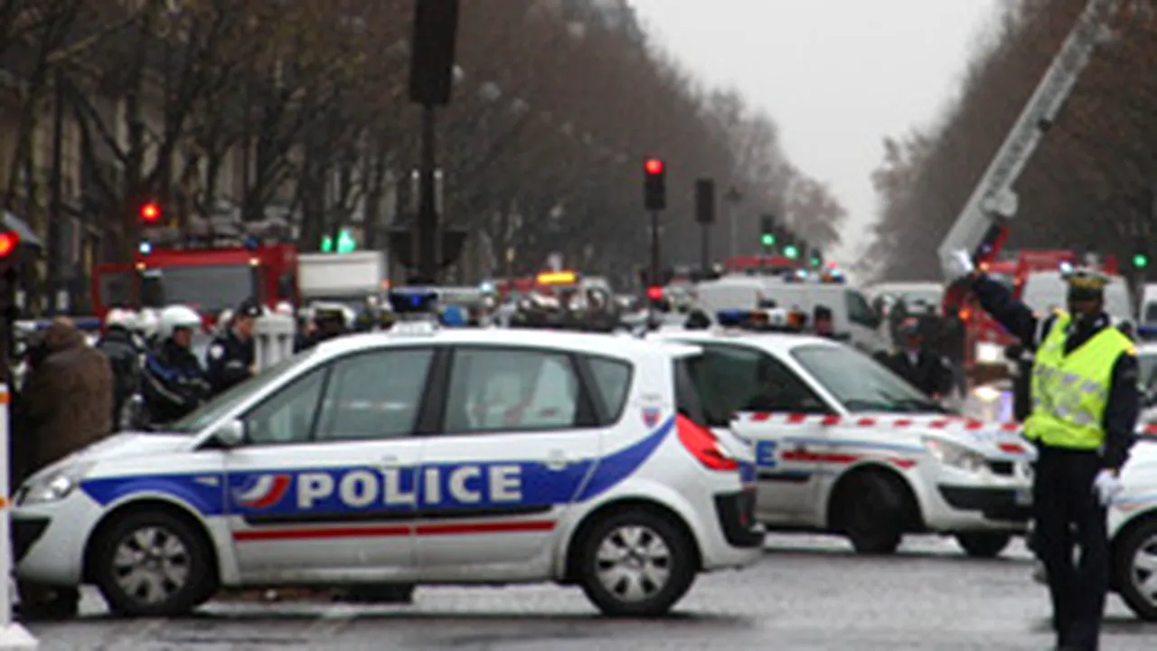 Mai multe mii de ofiţeri de poliţie au manifestat la Paris