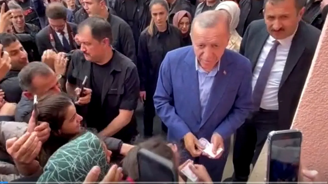 Recep Tayyip Erdogan a dat şi astăzi bani, la secţia de votare