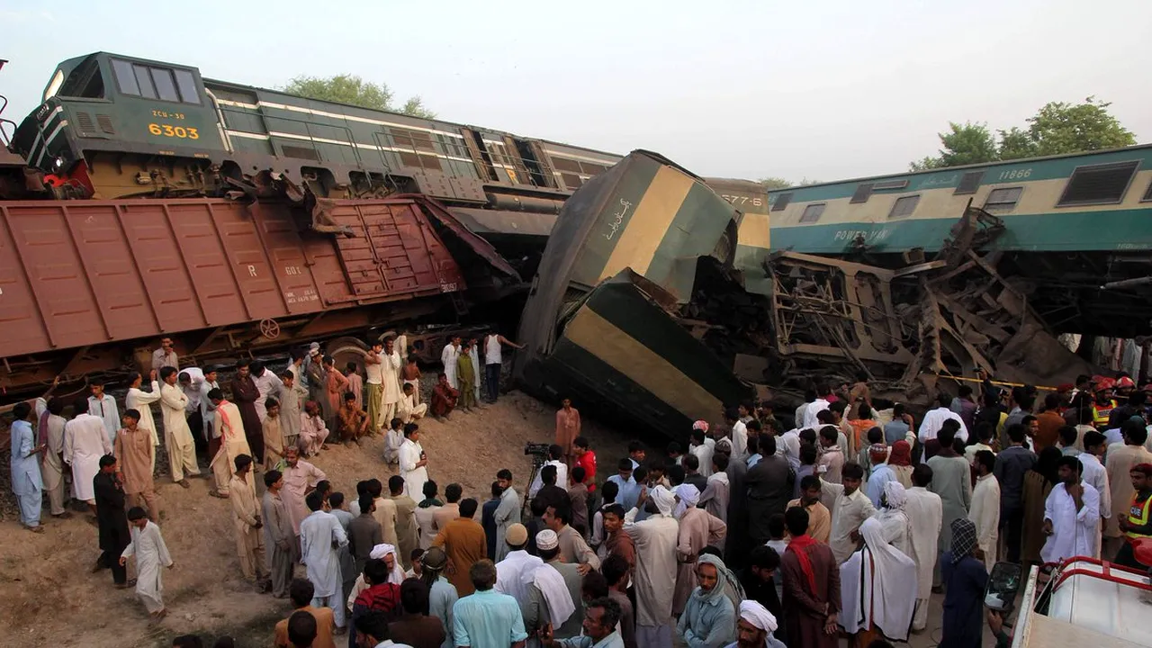 Bilanţul accidentului feroviar din Pakistan a ajuns la 30 de morţi