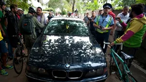 ALTERCAŢIA de la marşul bicicliştilor: Plângeri pentru distrugere şi lovire făcute de şofer şi de biciclişti