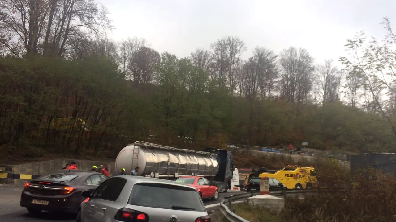 Trafic îngreunat pe DN13 Braşov - Rupea, după ce o cisternă încărcată cu sodă caustică s-a răsturnat. Coada se întinde pe câţiva kilometri - FOTO