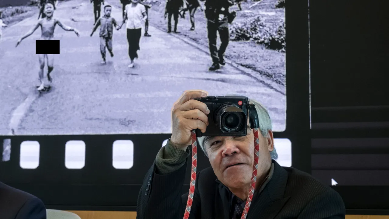 Una dintre cele mai tulburătoare fotografii din istorie, dăruită Papei Francisc 