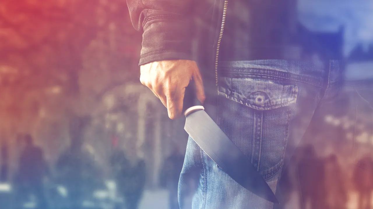 Bărbatul din Capitală care a ameninţat poliţiştii cu un cuţit a fost reţinut pentru ultraj