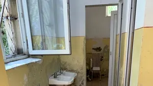 Un nou spital al groazei în România. Imagini deplorabile în psihiatria Spitalului Judeţean din Constanţa: Paturi vechi, pereţi scrijeliţi şi toalete insalubre | FOTO