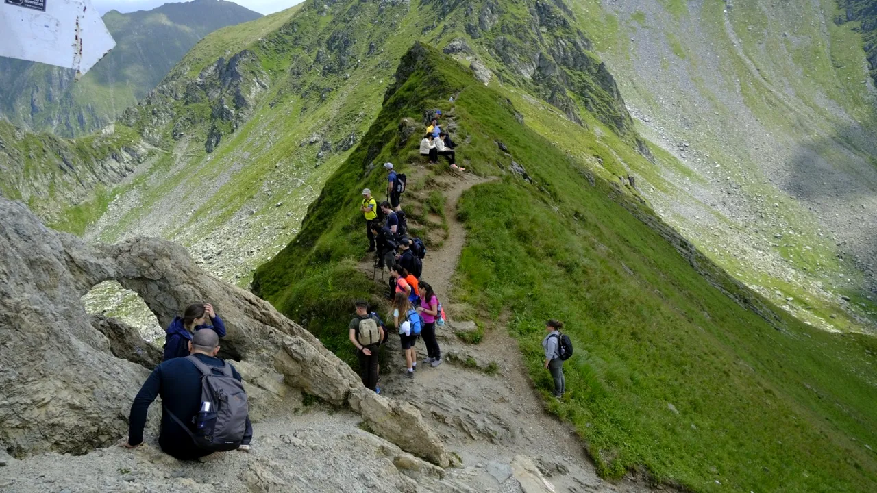 „La trei paşi de moarte” – fostă graniţă de imperiu, devenită atracţie turistică în munţii Sibiului