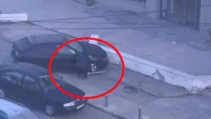 Planul ingenios a doi şoferi din Constanţa pentru a-şi parca maşinile într-o zonă aglomerată. Au fost filmaţi în acţiune. VIDEO