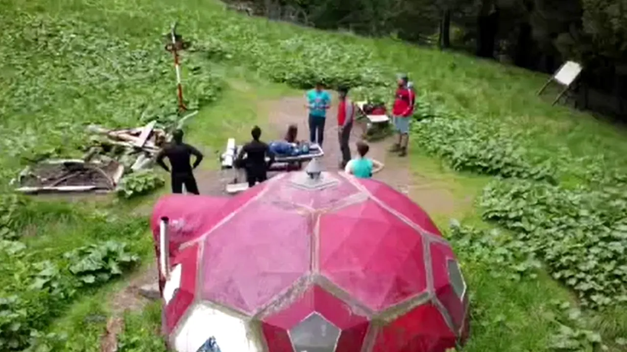Copiii se bucură de ziua lor, la înălţime, în munţii Piatra Craiului