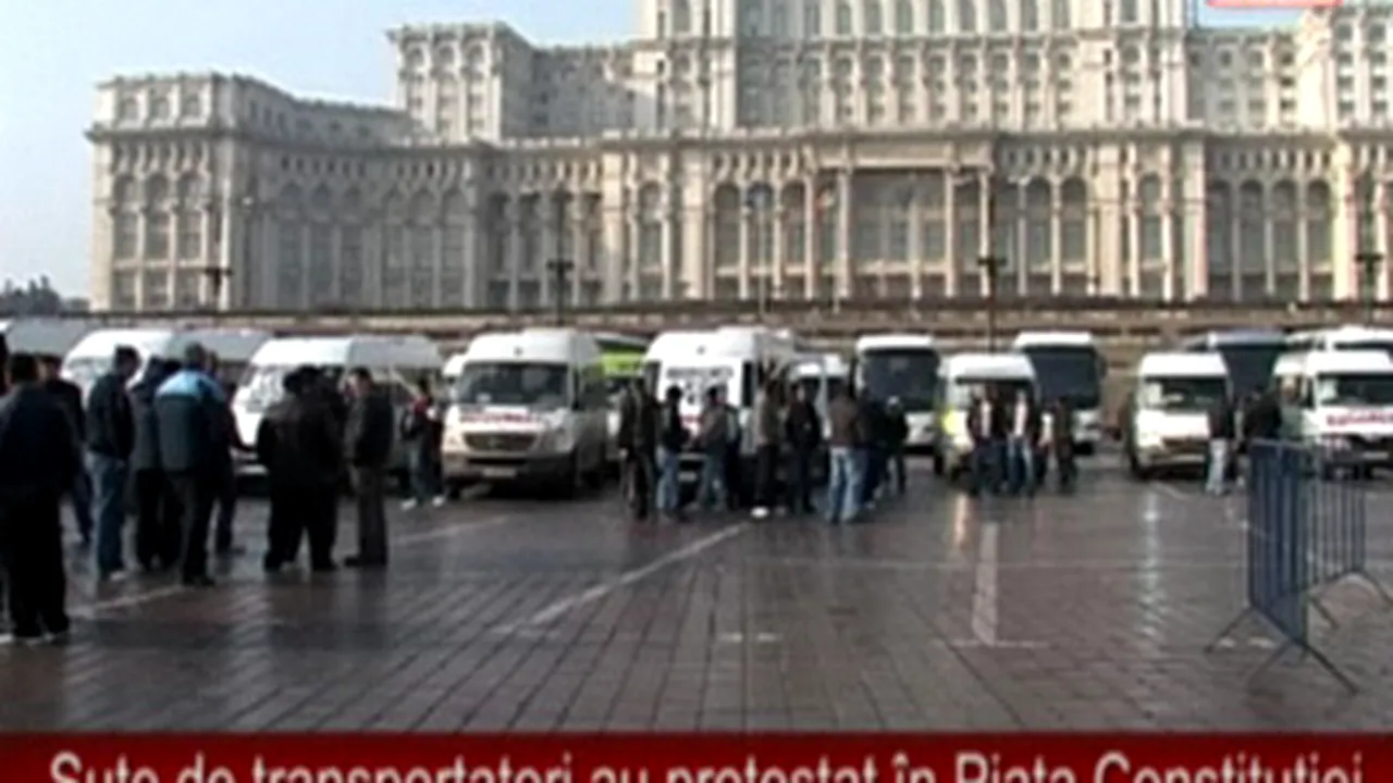 Sute de transportatori au protestat în Piaţa Constituţiei (Video)
