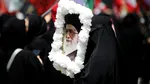 Iran: Fiii lui Ali Khamenei plâng în fața sicriului tatălui lor. Mojtaba este încă absent