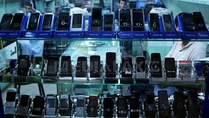 Ce îşi cumpără românii strâmtoraţi de criză: telefoane şi televizoare