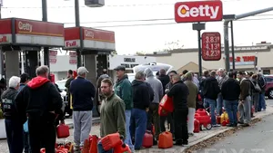 Cozi interminabile s-au format la punctele de distribuţie gratuită a carburantului din New York