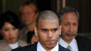 Chris Brown, pedepsit să strângă gunoiul şi să spele maşini - VIDEO