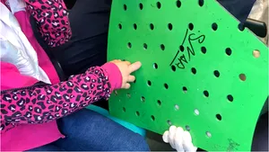 O fetiţă a rămas blocată la locul de joacă, după ce şi-a prins degetele într-o bancă. Pompierii au intervenit 