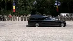 Moment istoric. Garda de Onoare îi prezintă ultimul onor președintelui Ion Iliescu: se înclină drapelul