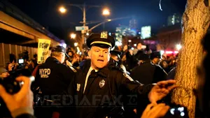 Peste 80 de protestatari, arestaţi la New York după decizia justiţiei de a nu inculpa un poliţist