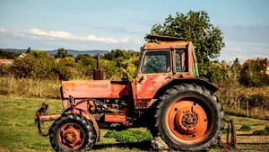 Un fermier și-a transformat vechiul tractor în vehicul electric. În plus, acesta va stoca energia electrică a casei