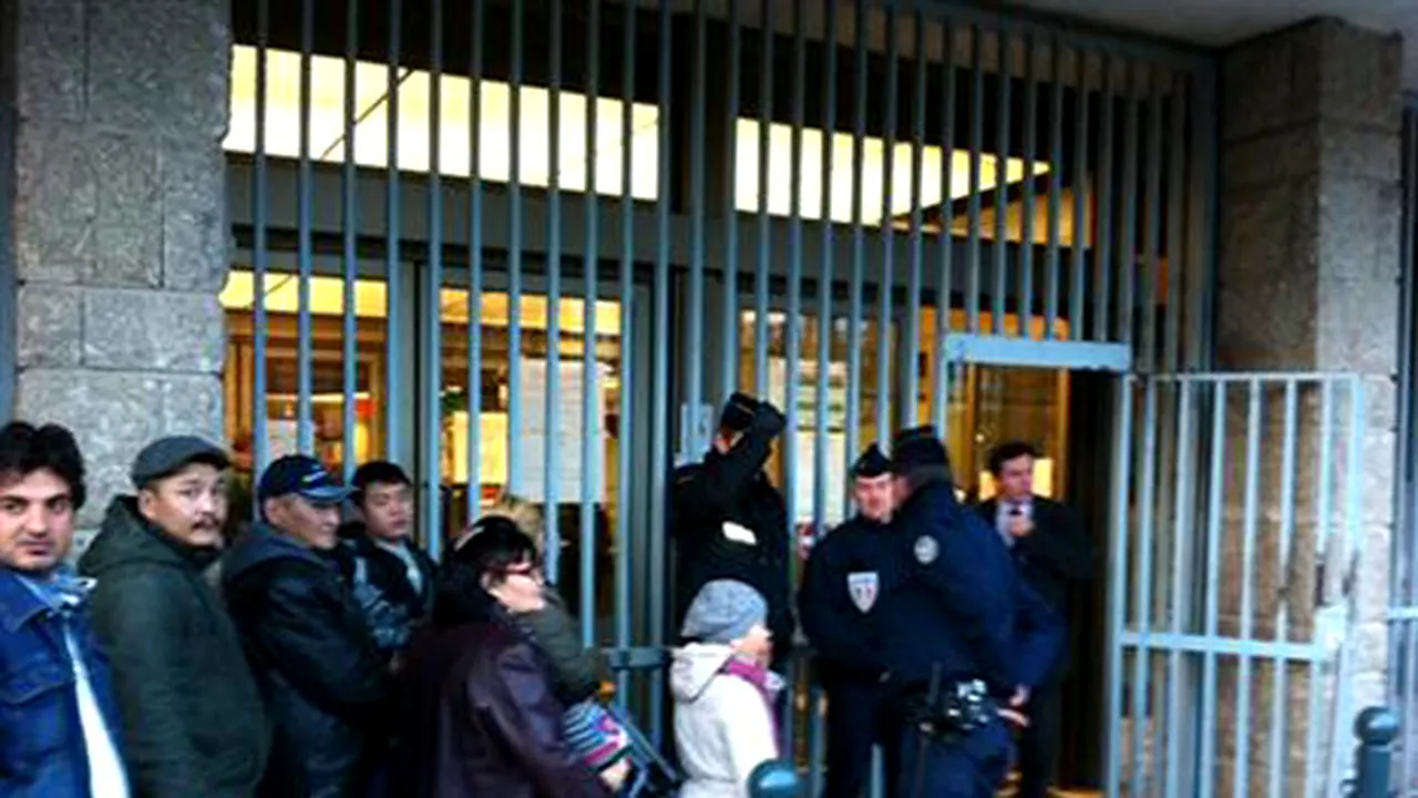 Forţele de ordine franceze au evacuat sute de imigranţi, inclusiv români, dintr-un fost azil