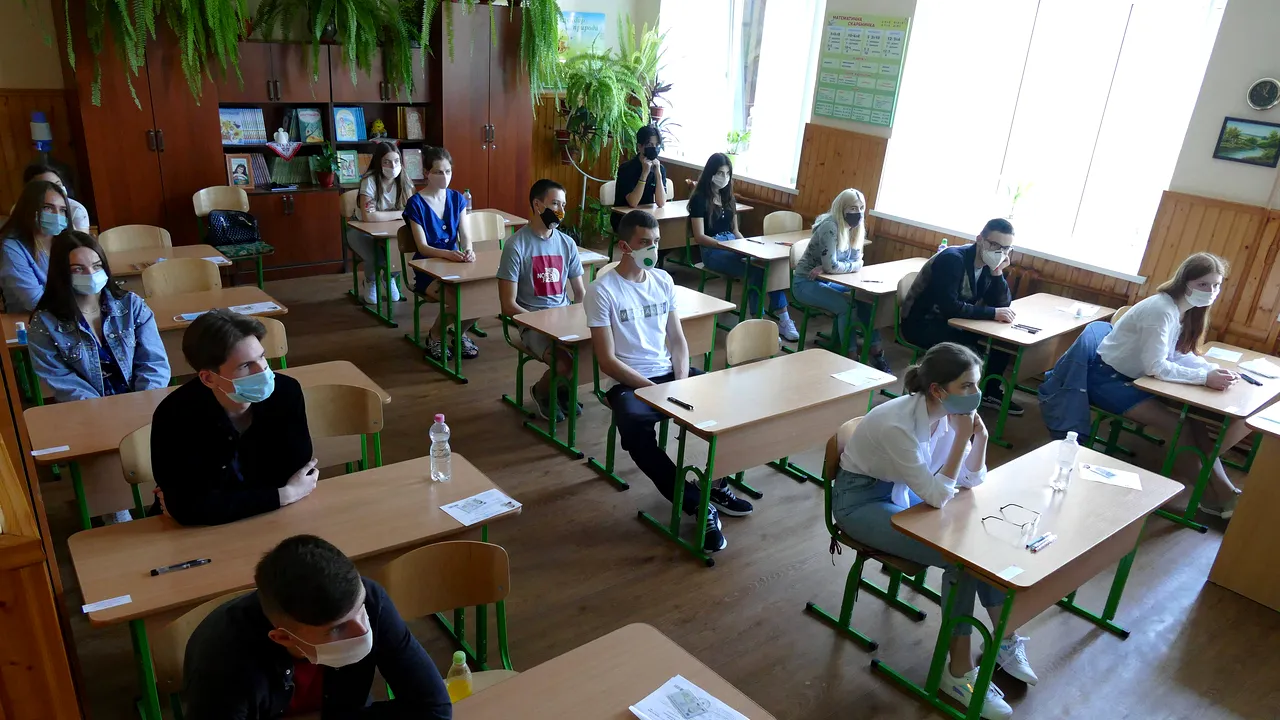 Sute de mii de elevi primesc câte 500 de lei în cadrul programului Sprijin pentru România