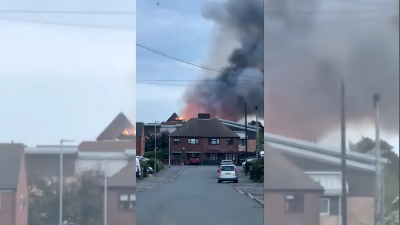Incendiu spectaculos la un centru comercial din Leicestershire. Acoperiș prăbușit, zeci de pompieri mobilizați
