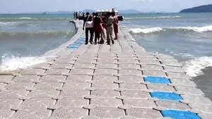 VIDEO Noi ne chinuim să construim trotuare normale, în timp ce alţii....le fac pe apă