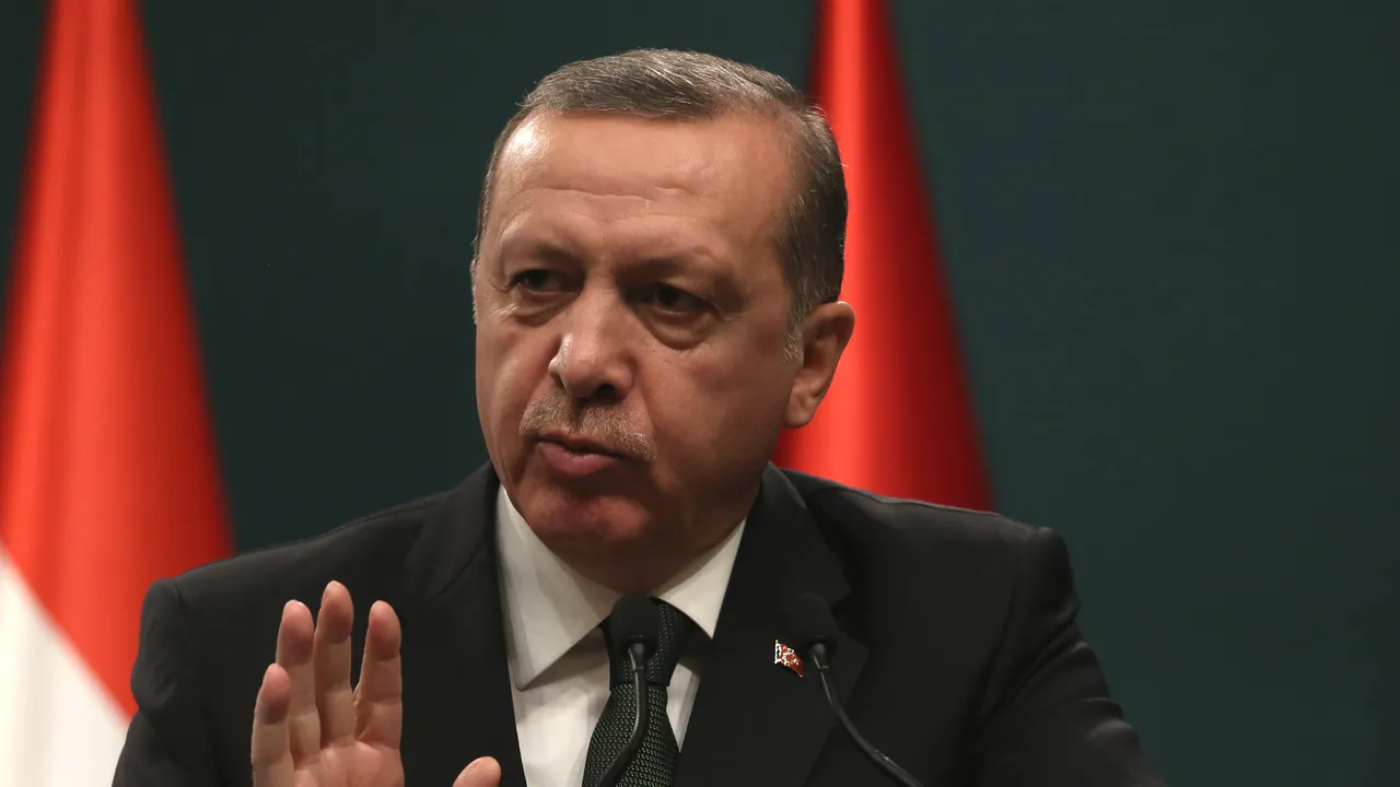 Epurări în masă făcute de regimul Erdogan: 15.200 de profesori au fost disponibilizaţi, iar companii media acuzate de susţinerea lui Fehtullah Gulen au fost închise