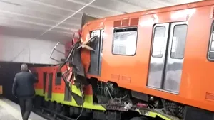 Cel puţin un mort şi zeci de răniţi după ciocnirea a două trenuri de metrou în Mexic | VIDEO