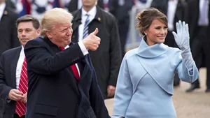 VIDEO Experţii în limbaj corporal au descifrat comportamentul lui Trump faţă de soţia sa, Melania, în timpul ceremoniei de învestitură. Diferenţele majore faţă de Obama