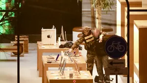 Incident armat în Amsterdam. Un bărbat a luat ostatici într-un magazin Apple